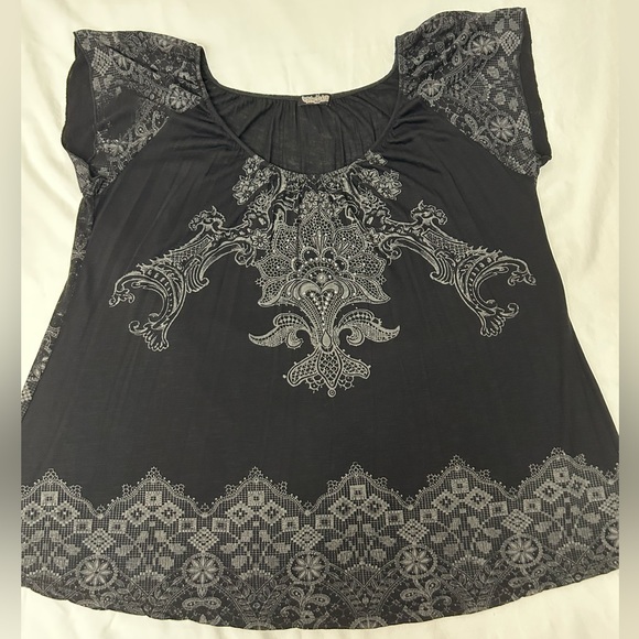 EUC Size medium black and gray patterned tee from Vanilla Sugar. - Picture 3 of 7